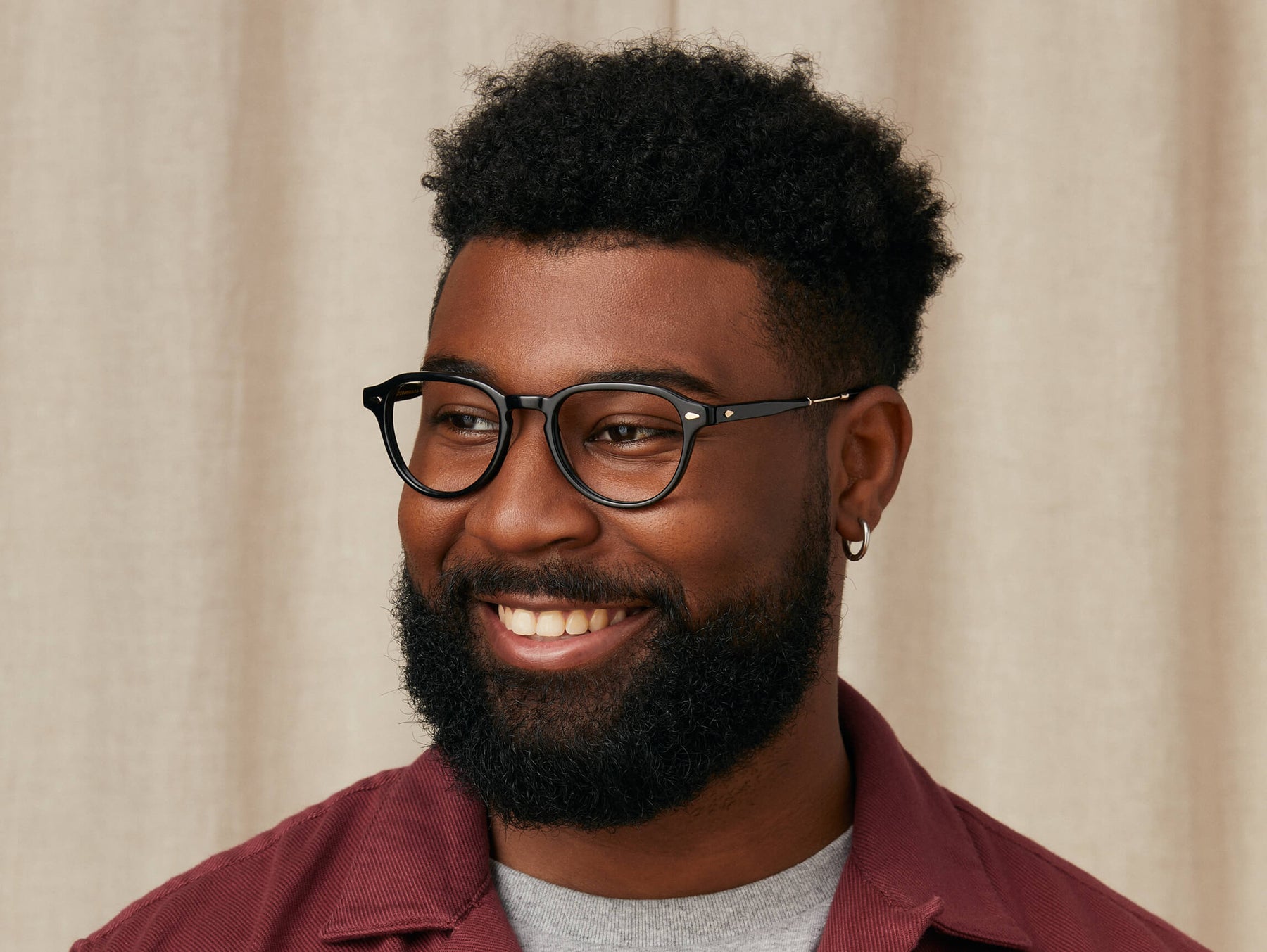 Model is wearing The KASH in size 50 in Black/Gold