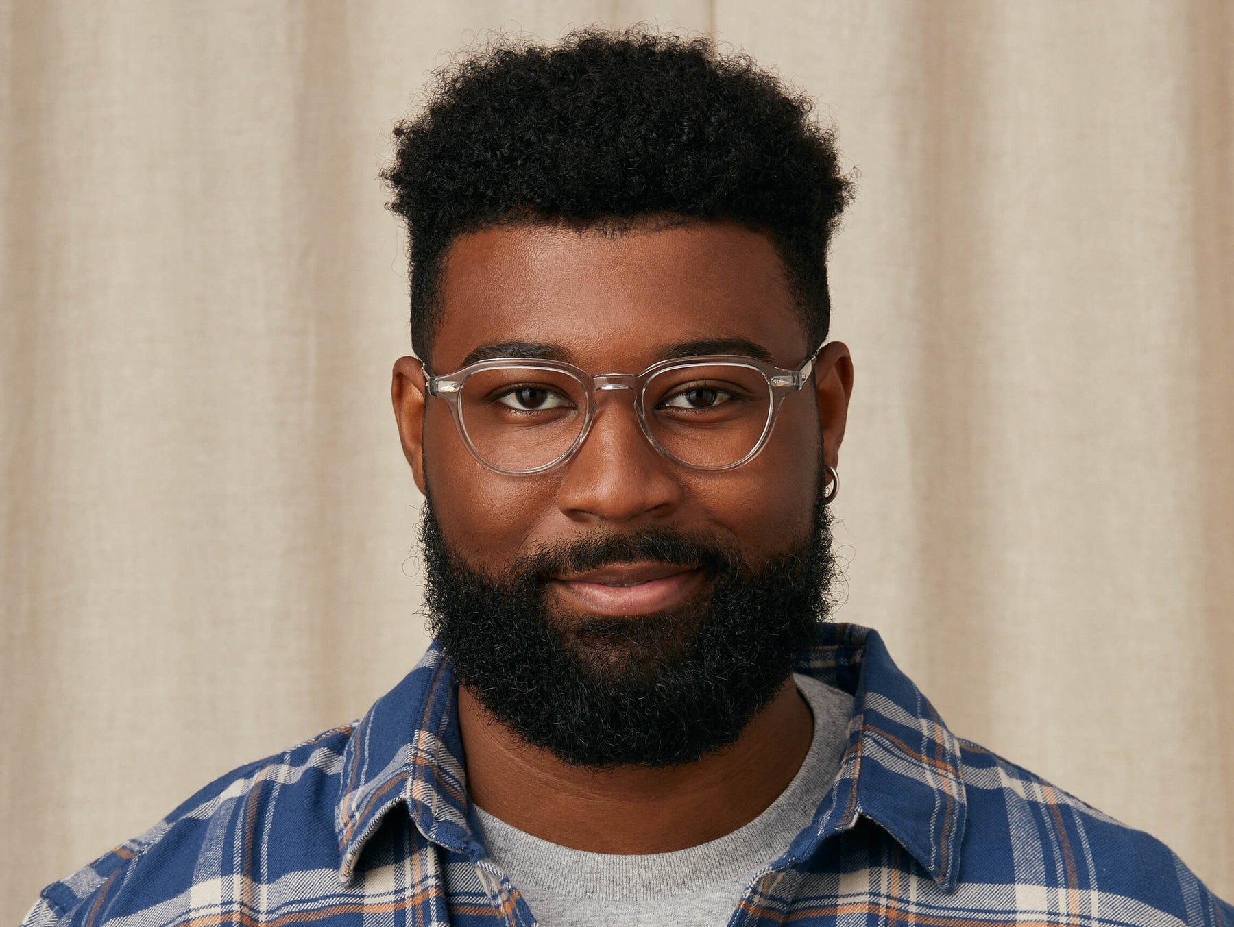 Model is wearing The KASH in size 50 in Light Grey/Silver