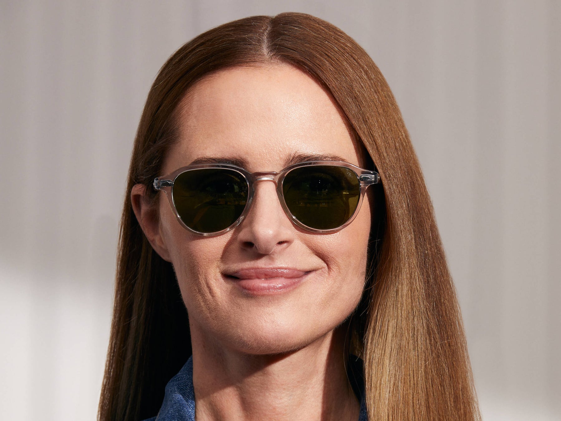 Model is wearing The KASH SUN in Light Grey/Silver in size 50 with Calibar Green Glass Lenses