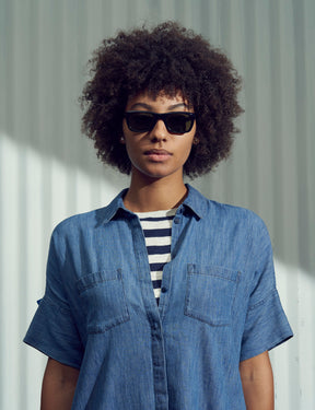 Model is wearing The KELEV SUN in size 51 in Black