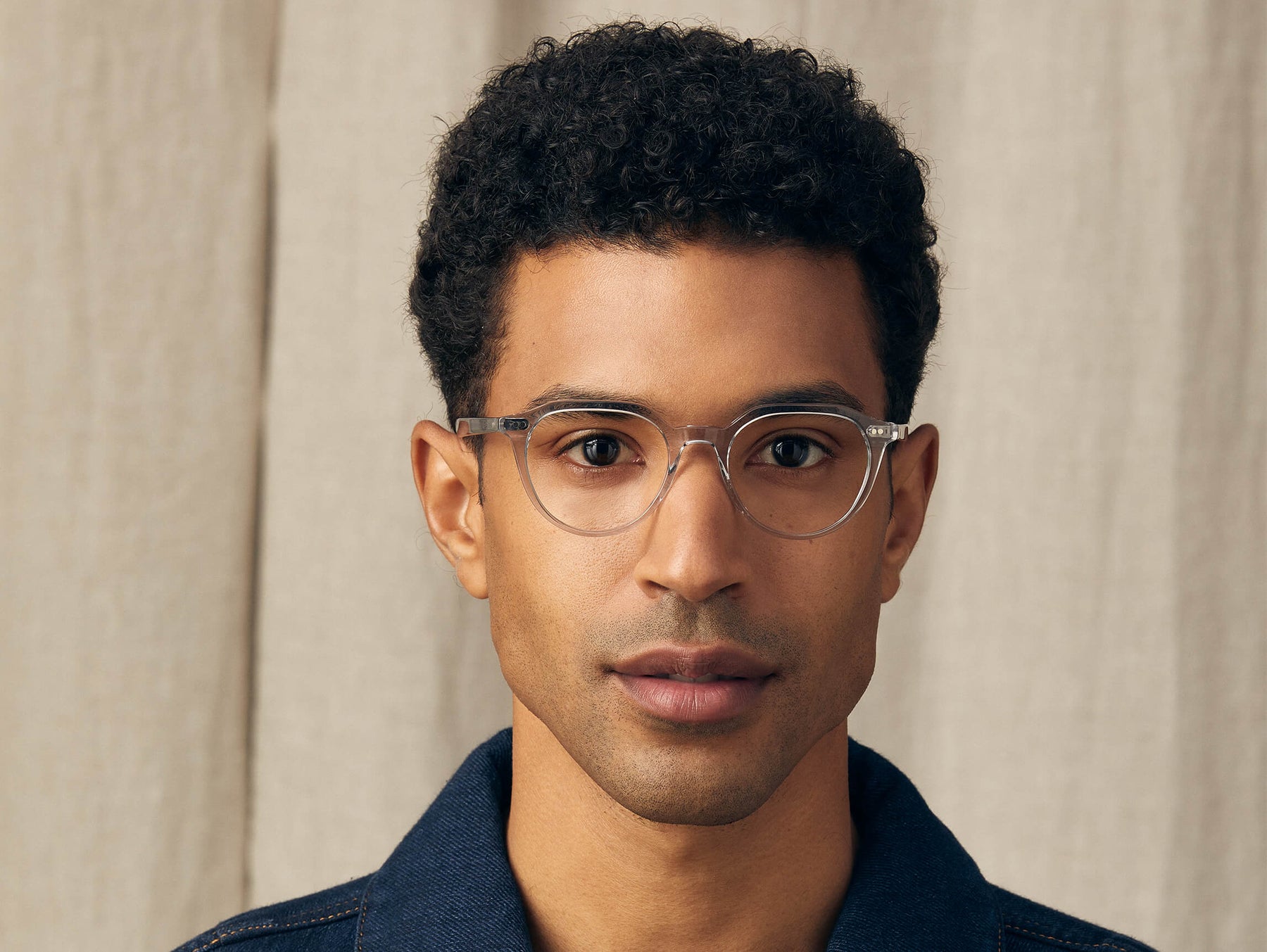 Model is wearing The KITZEL in size 47 in Light Grey