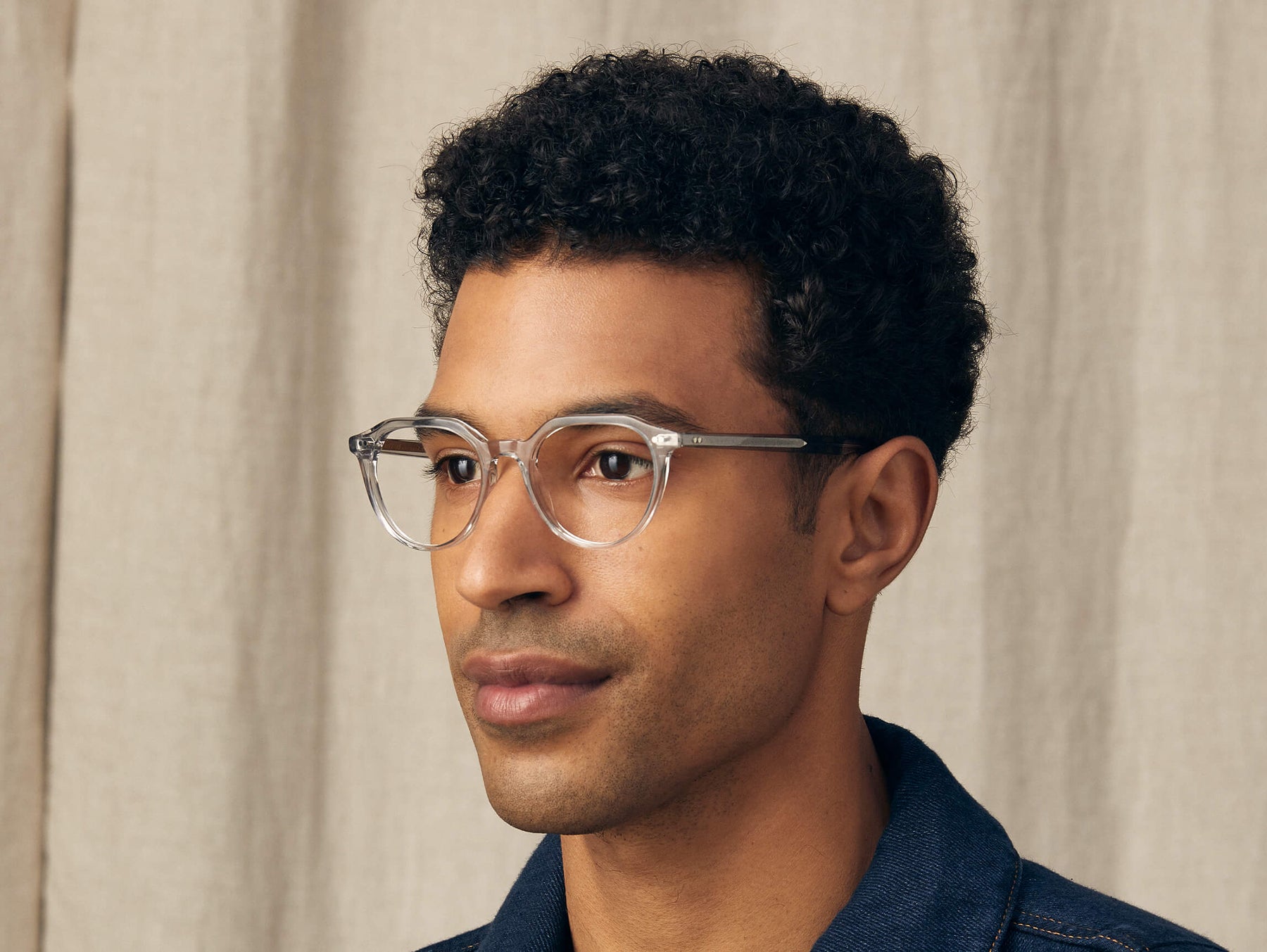 Model is wearing The KITZEL in size 47 in Light Grey