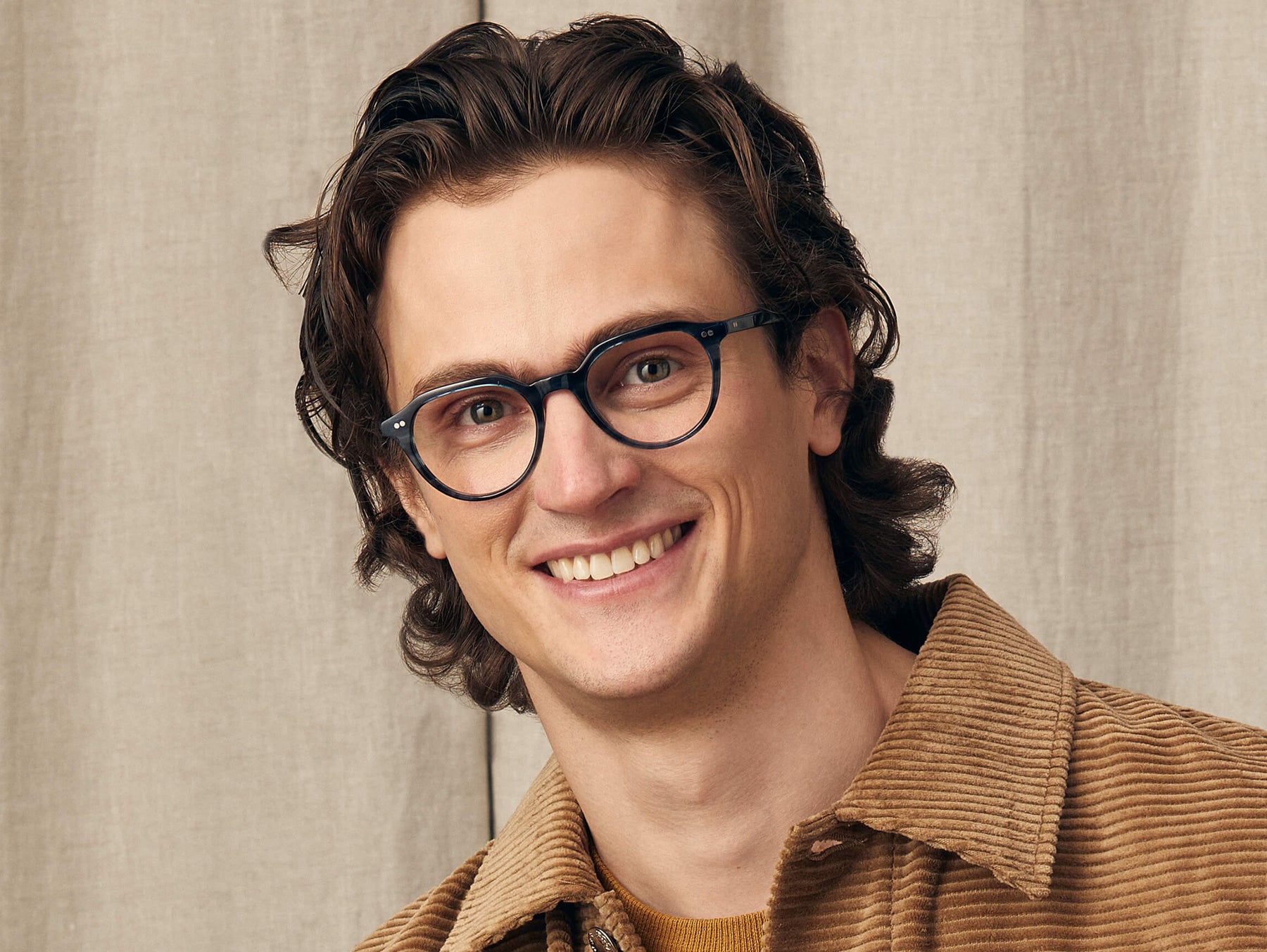 Model is wearing The KITZEL in size 47 in Ink