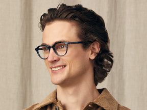 Model is wearing The KITZEL in size 47 in Ink