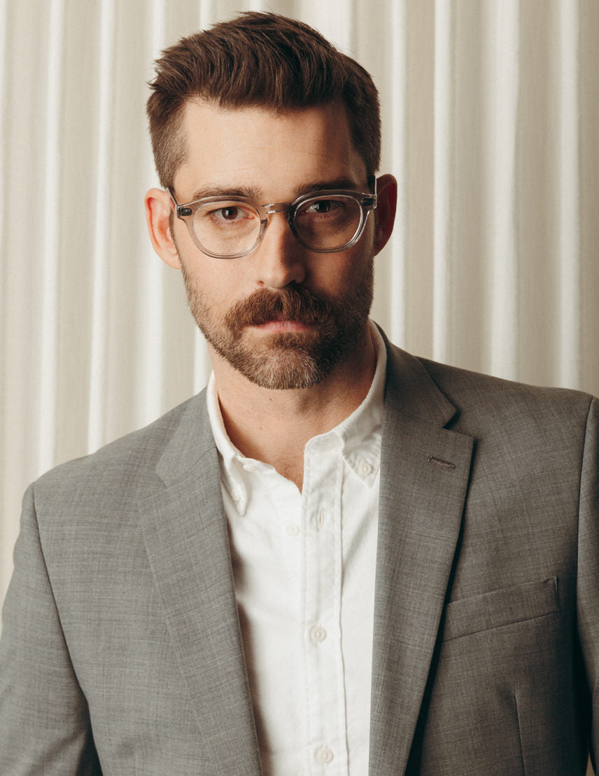 Model is wearing The LEMTOSH in size 49 in Light Grey