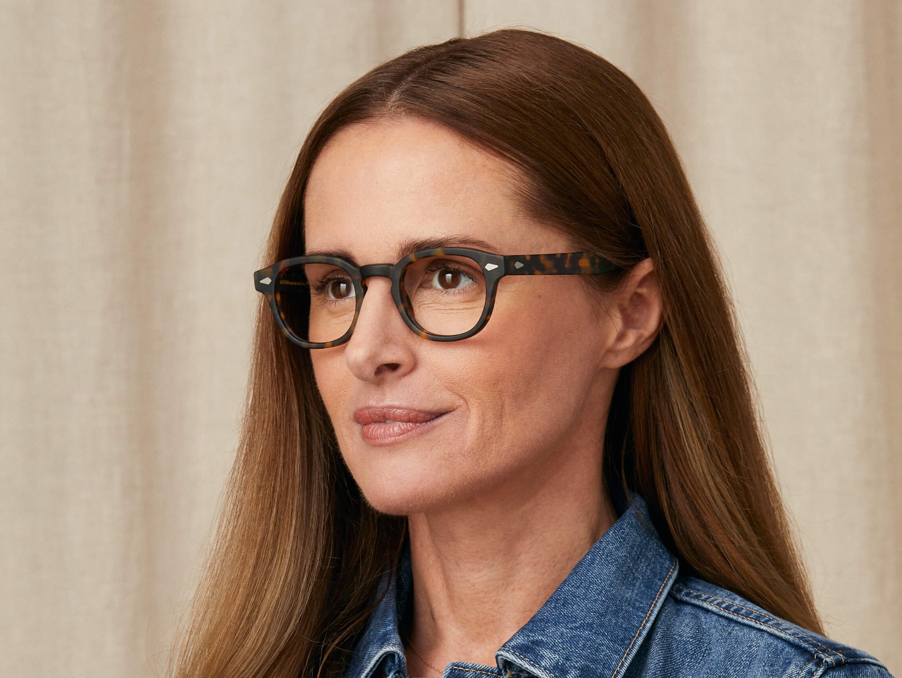 Model is wearing The LEMTOSH in size 46 in Matte Tortoise