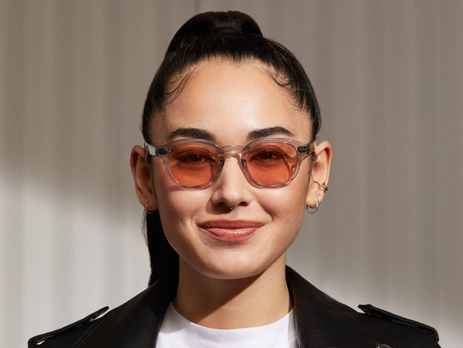 Model is wearing The LEMTOSH in Light Grey in size 46 with New York Rose Tinted Lenses