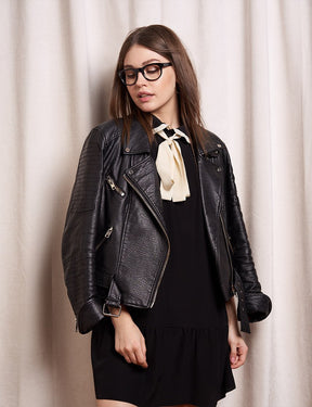 Model is wearing The MENSCH in size 50 in Black