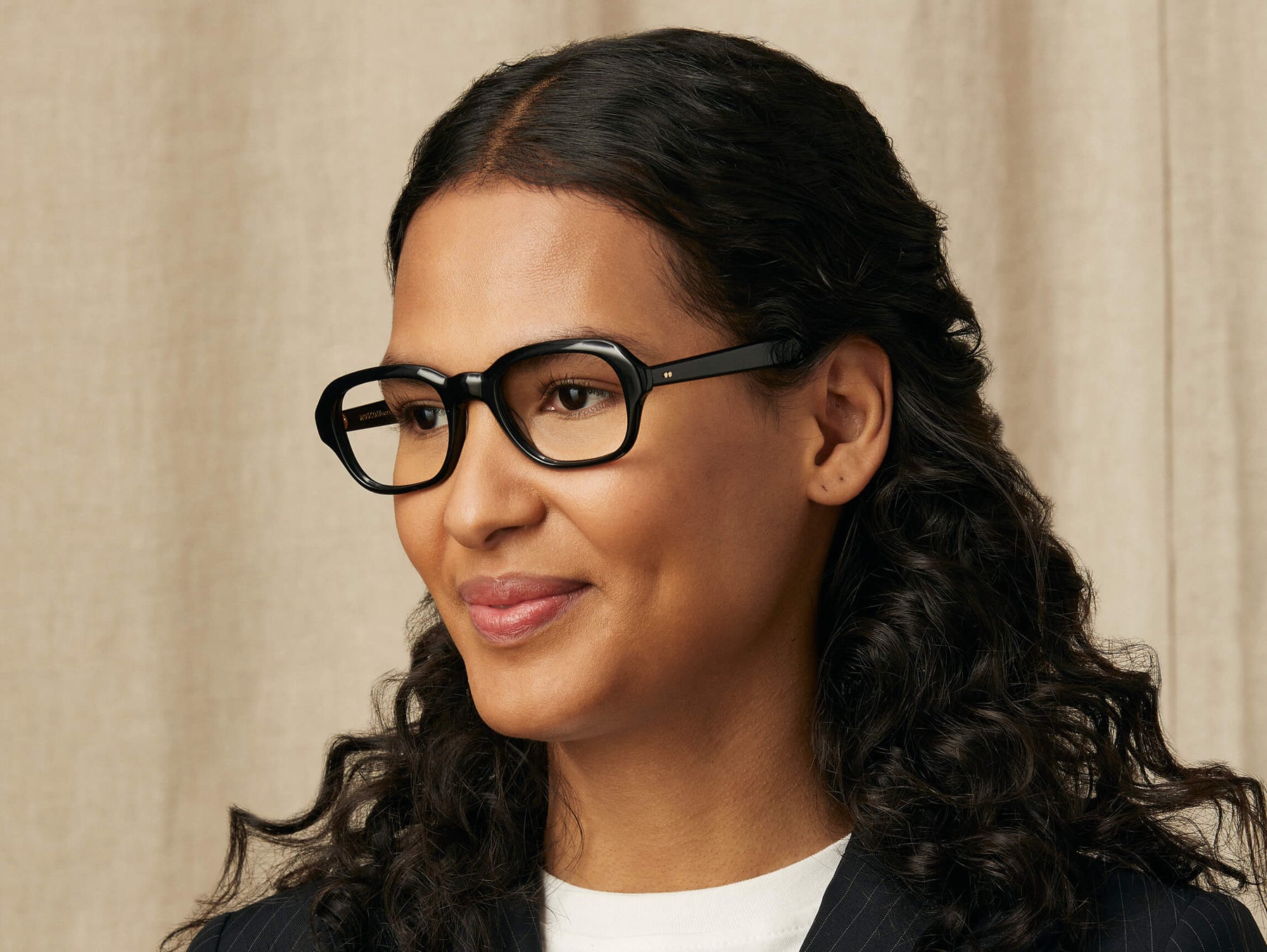 Model is wearing The MESHUG in size 51 in Black