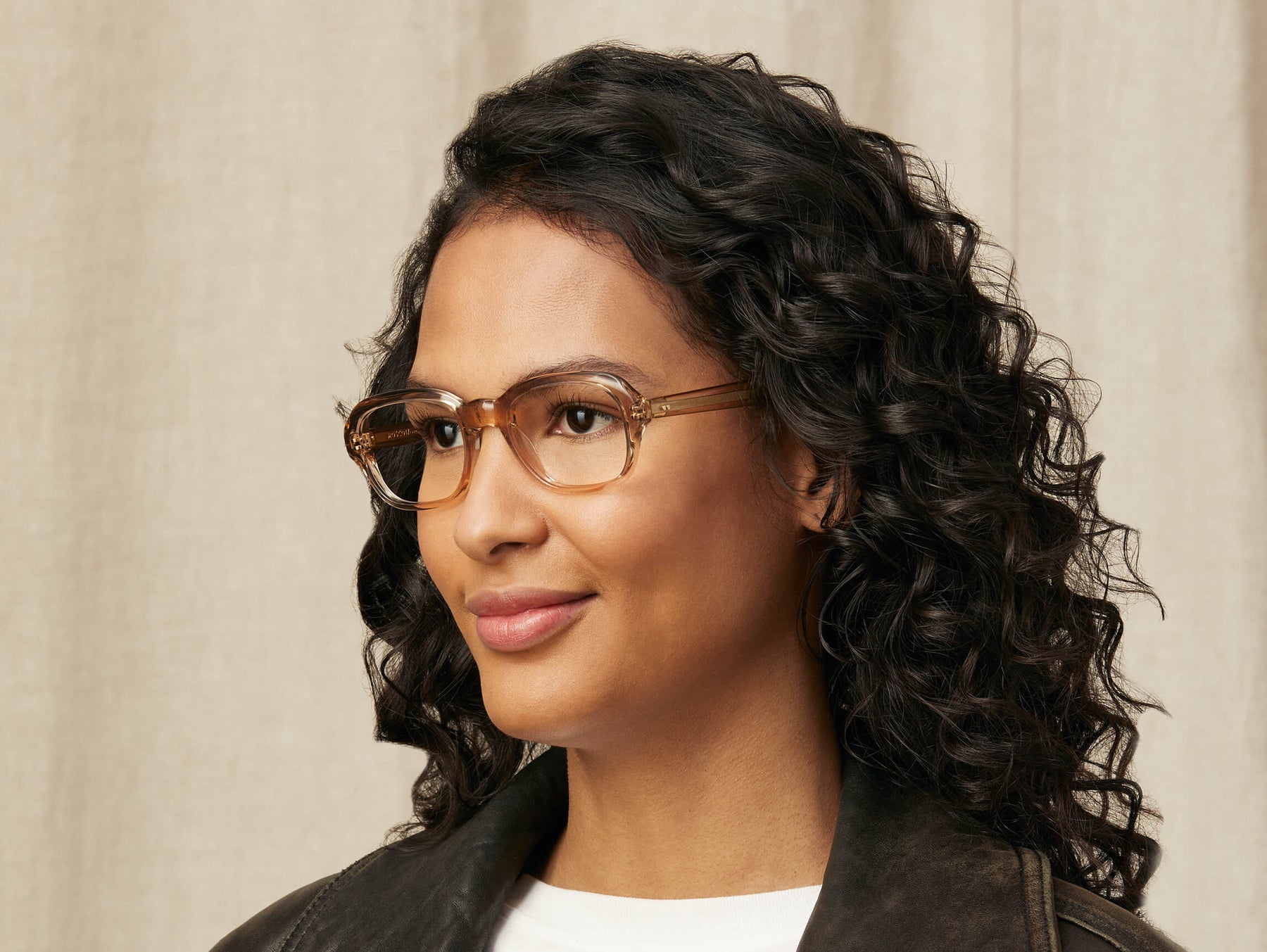 Model is wearing The MESHUG in size 51 in Cinnamon