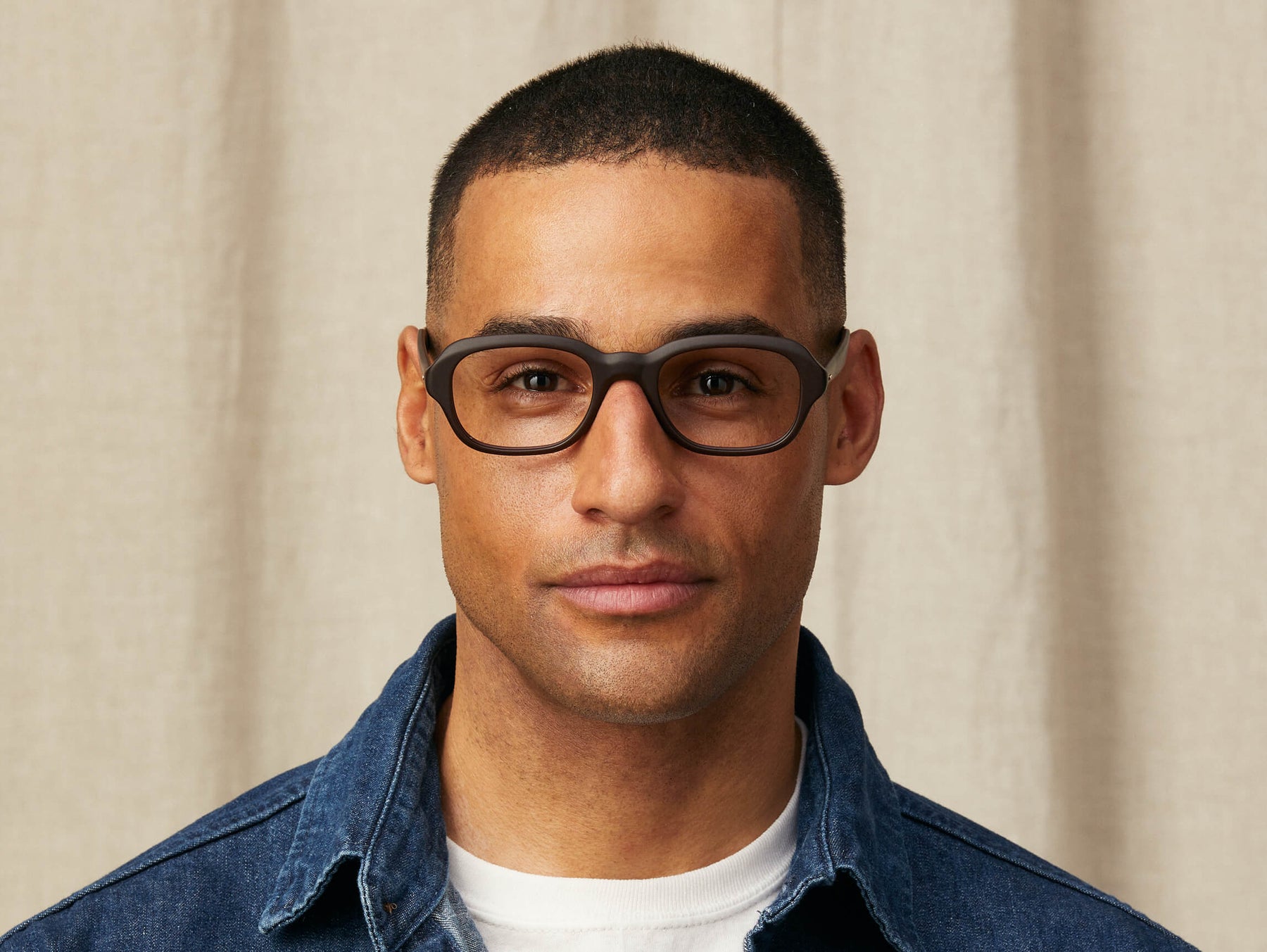 Model is wearing The MESHUG in size 51 in Matte Dark Brown