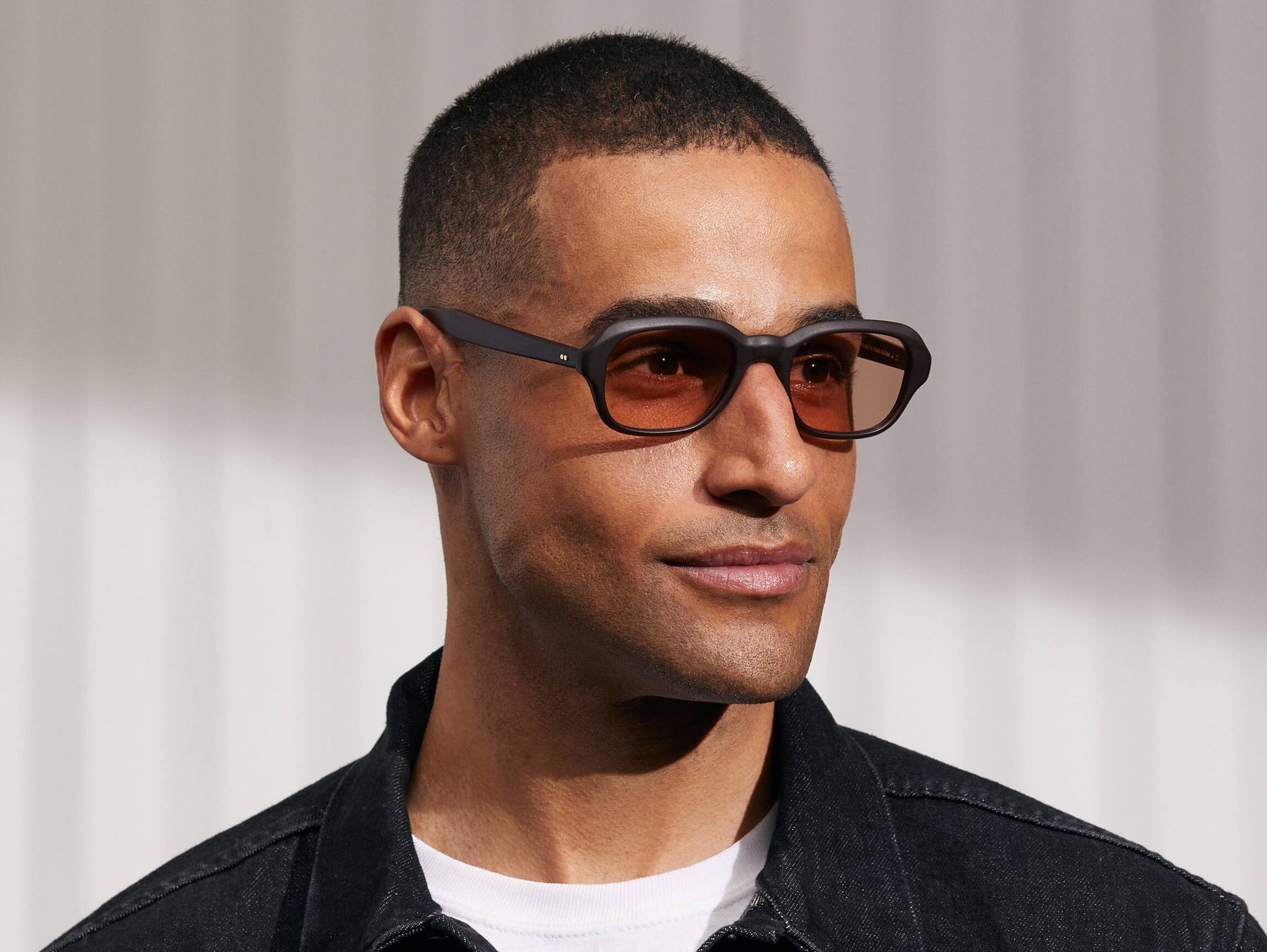 Model is wearing The MESHUG SUN in Matte Dark Brown in size 51 with New York Rose Tinted Lenses