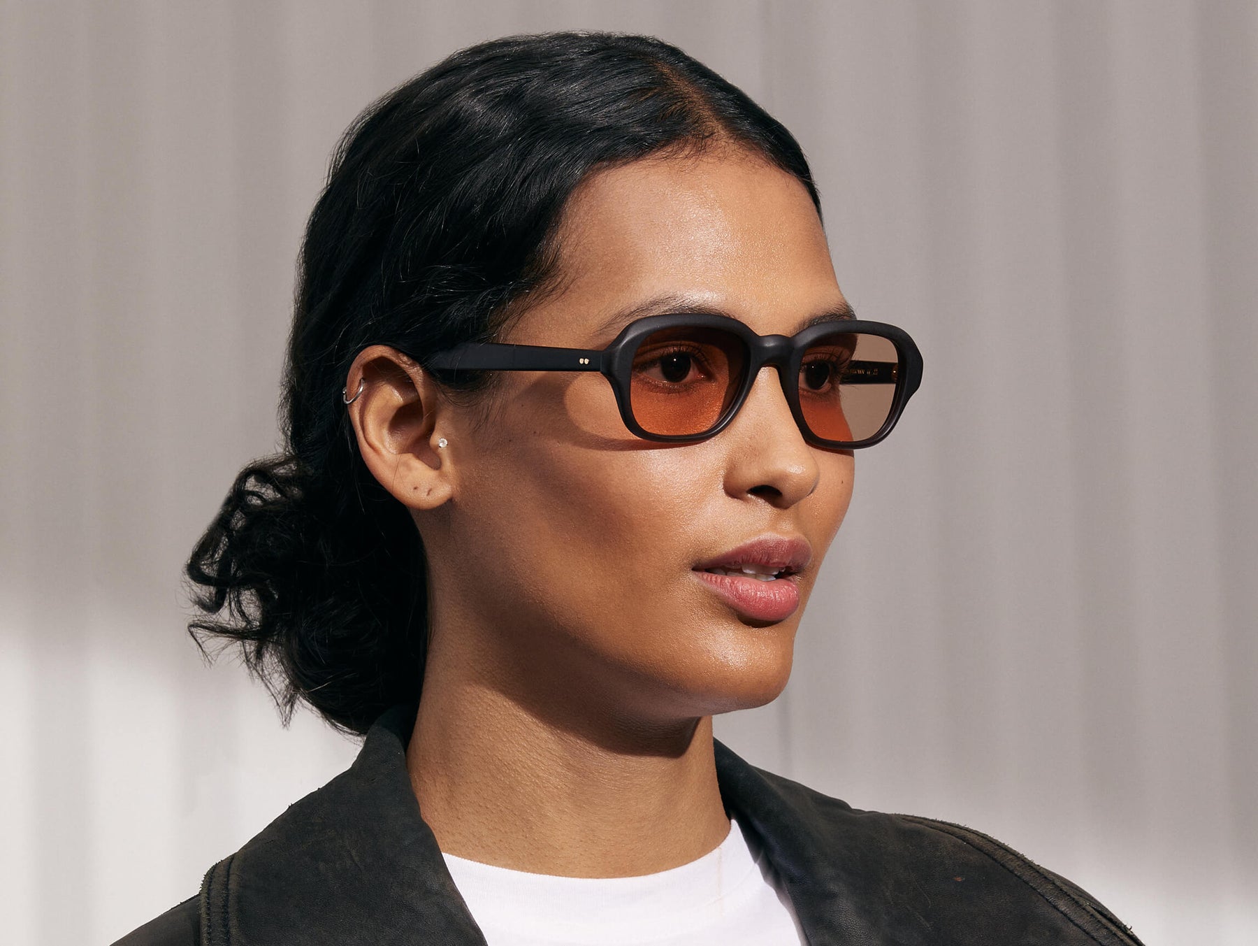 Model is wearing The MESHUG SUN in Matte Dark Brown in size 51 with New York Rose Tinted Lenses