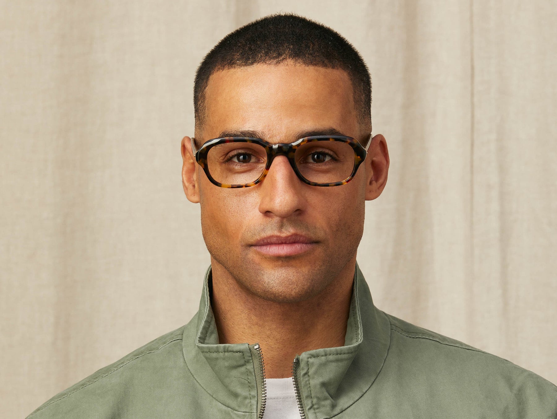 Model is wearing The MESHUG in size 51 in Tortoise