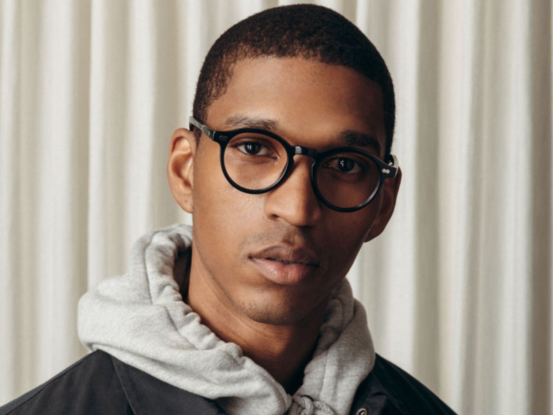 Model is wearing The MILTZEN in Black in size 46 with Blue Protect Lenses