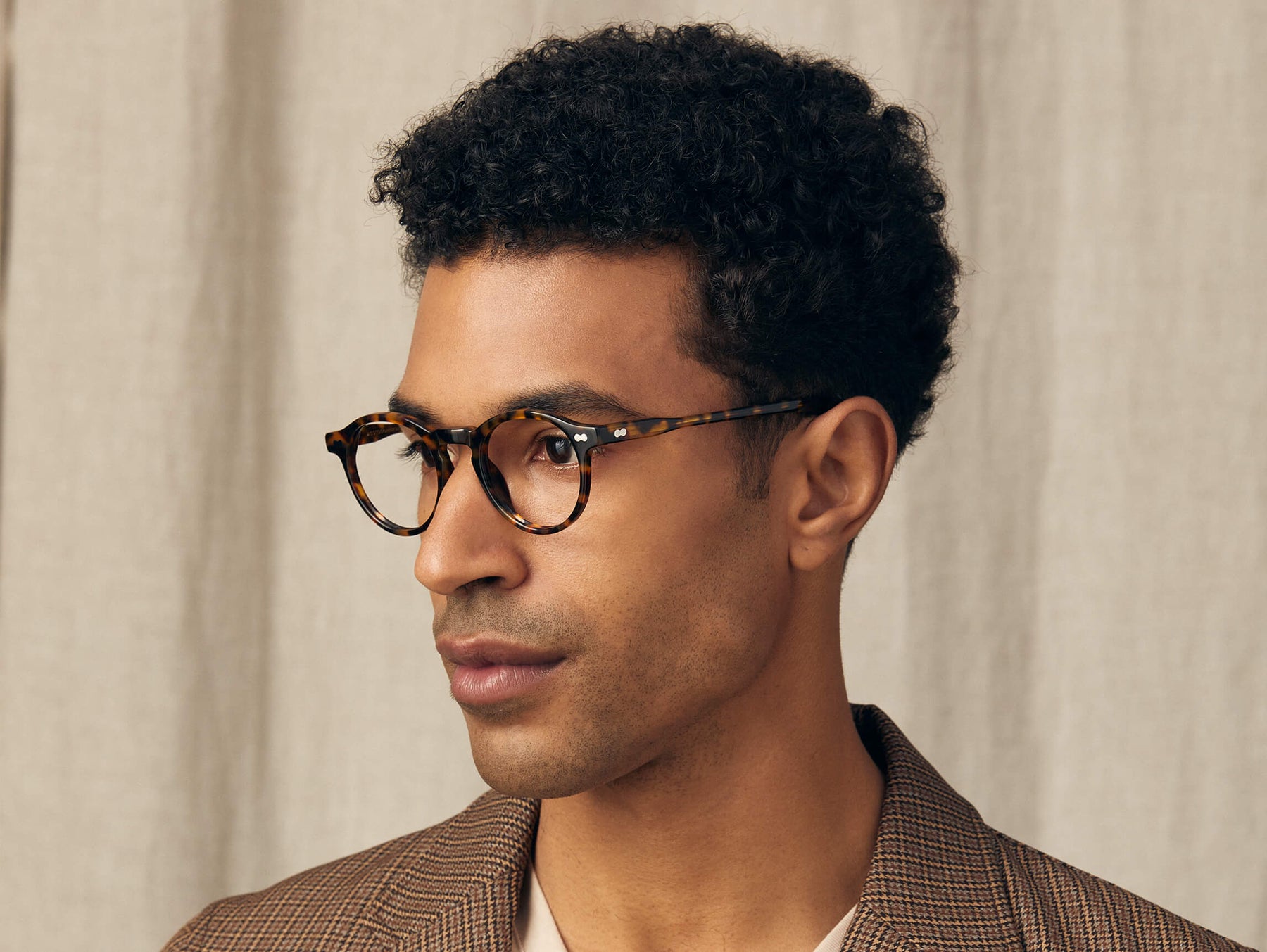 Model is wearing The MILTZEN in size 46 in Tortoise