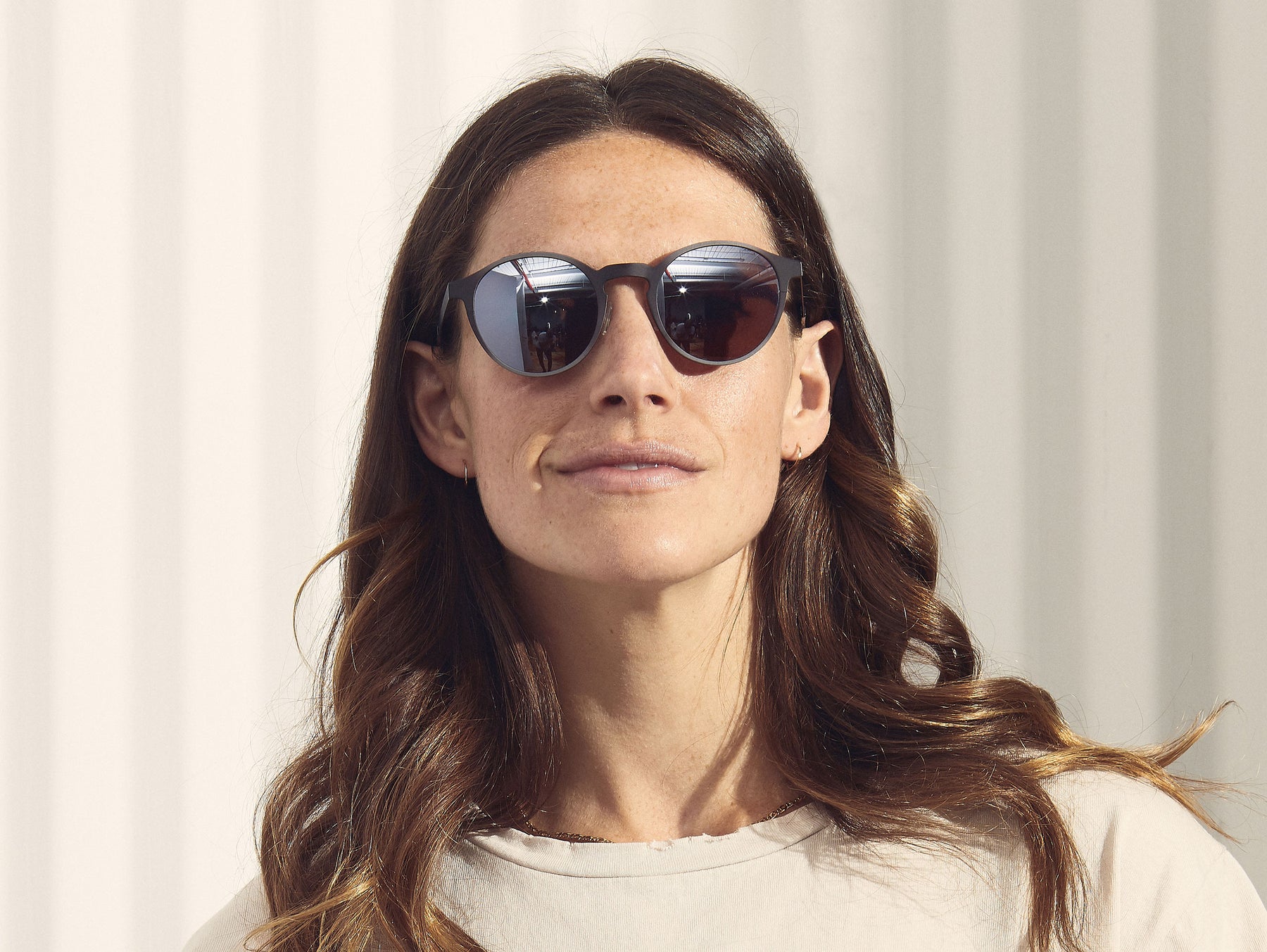 Model is wearing The MILTZEN-T SUN in Charcoal/Wine in size 49 with Silver Flash Mirror Coated Lenses