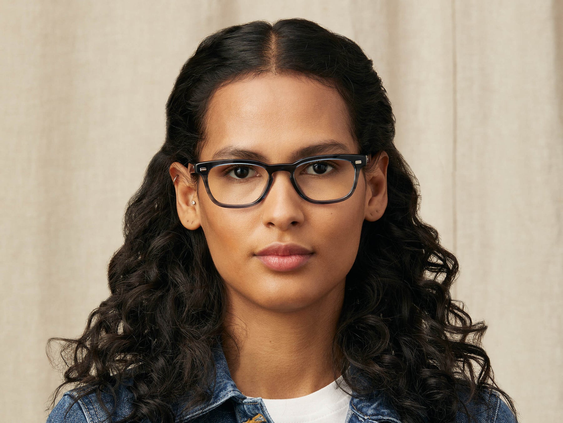 Model is wearing The MOBBLE in size 50 in Ink