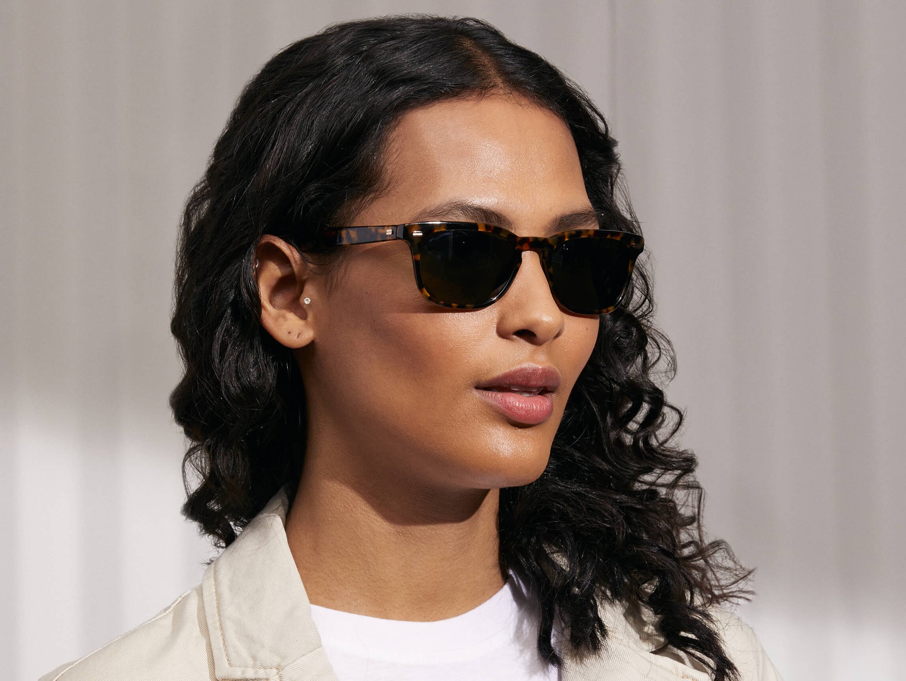 Model is wearing The MOBBLE SUN in Tortoise in size 53 with G-15 Glass Lenses