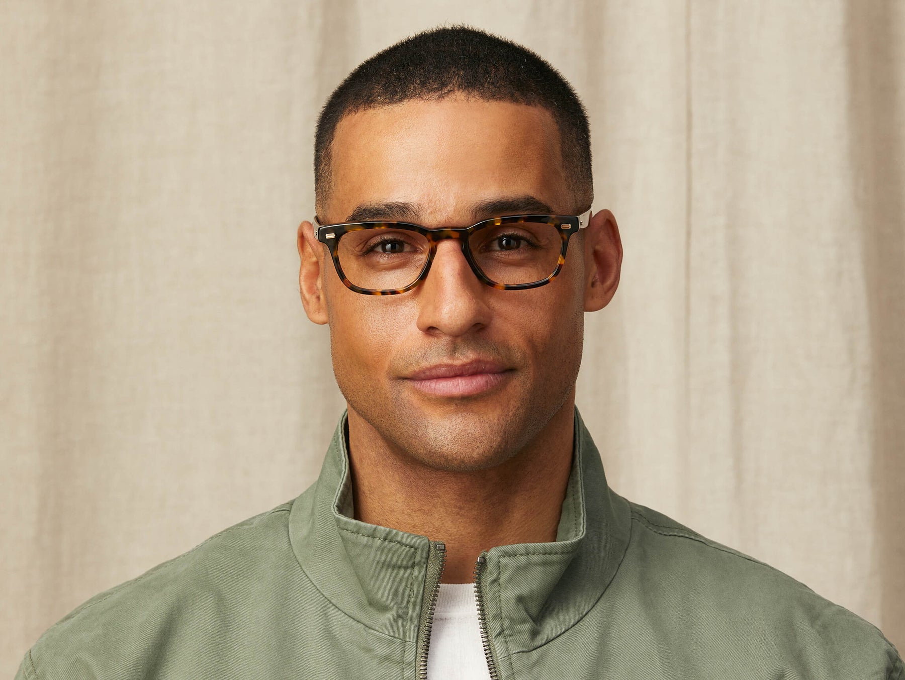 Model is wearing The MOBBLE in size 50 in Tortoise