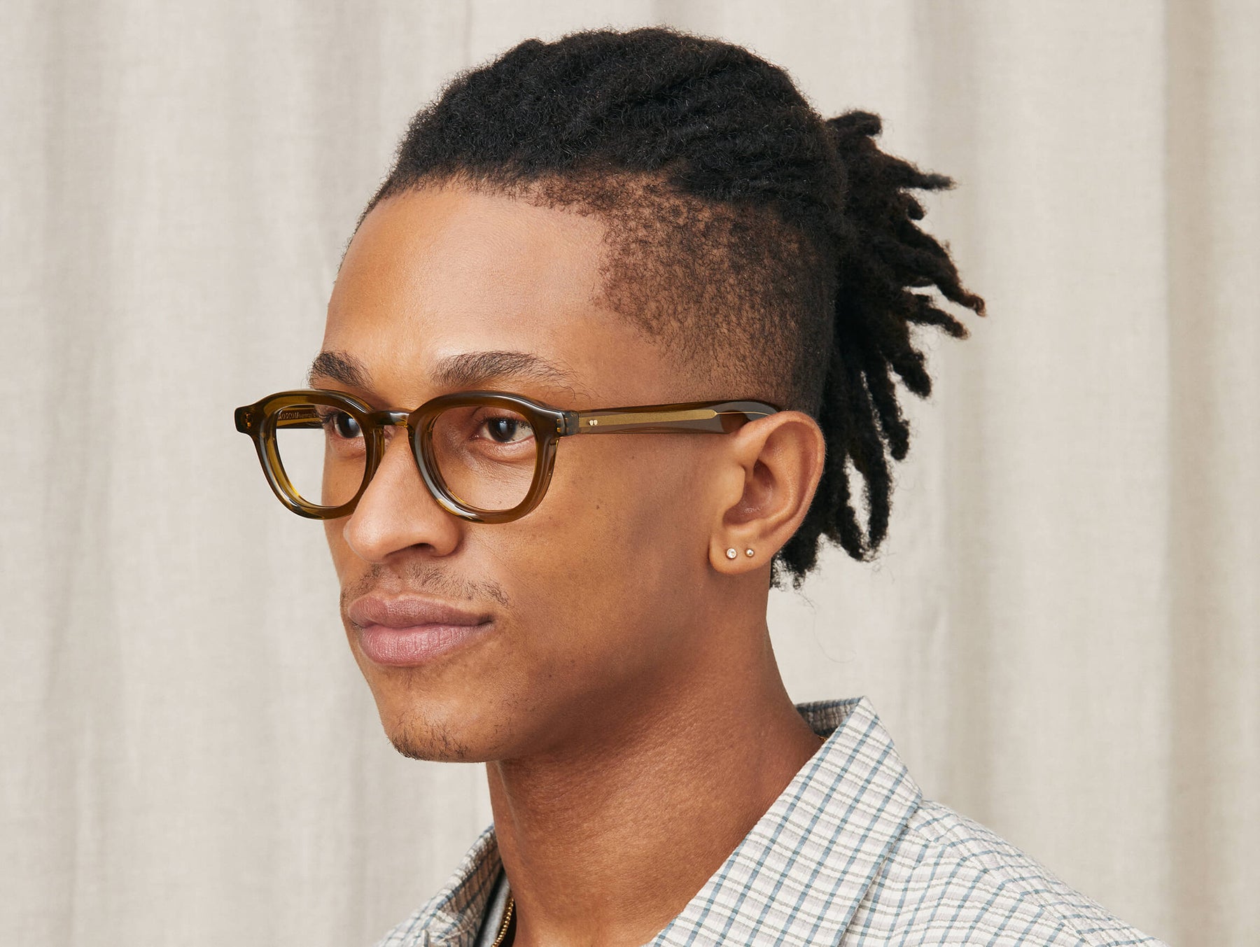 Model is wearing The DAHVEN in size 44 in Olive Brown