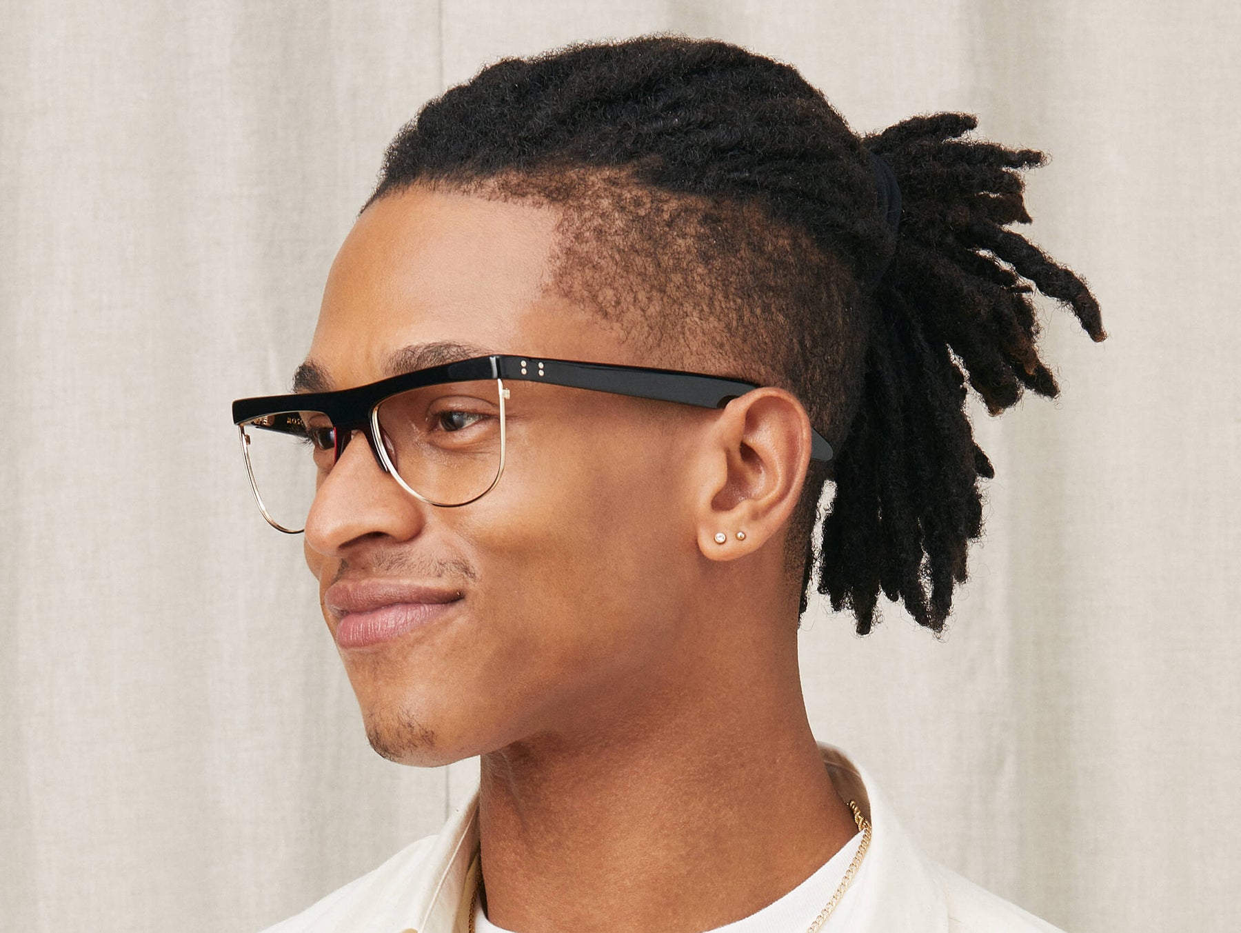 Model is wearing The SHONDA in size 58 in Black/Burgundy