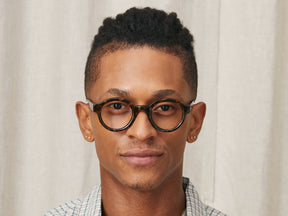 Model is wearing The GREPS in size 44 in Tortoise