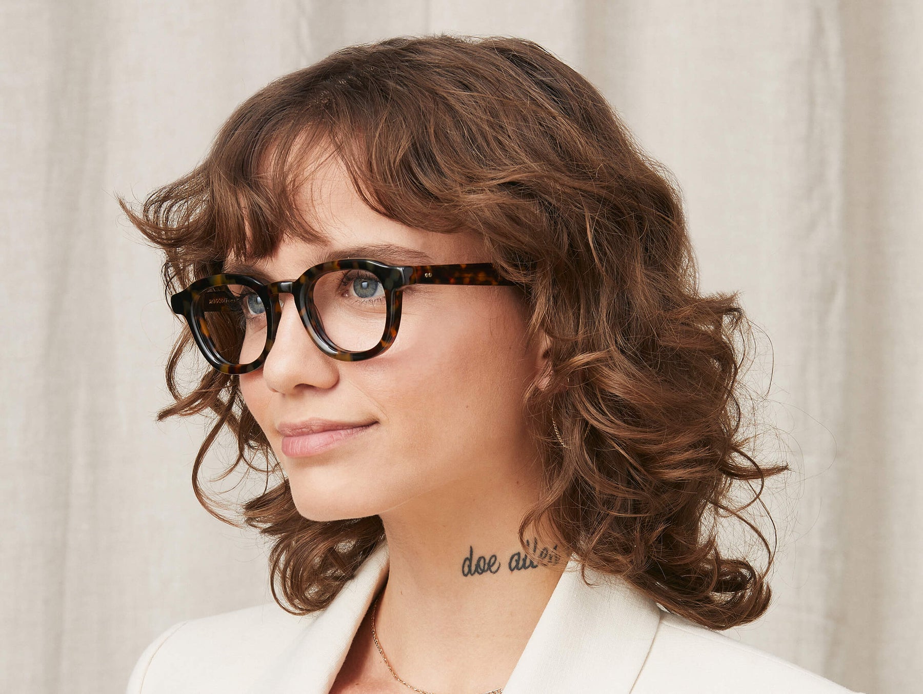 Model is wearing The DAHVEN in size 44 in Tortoise