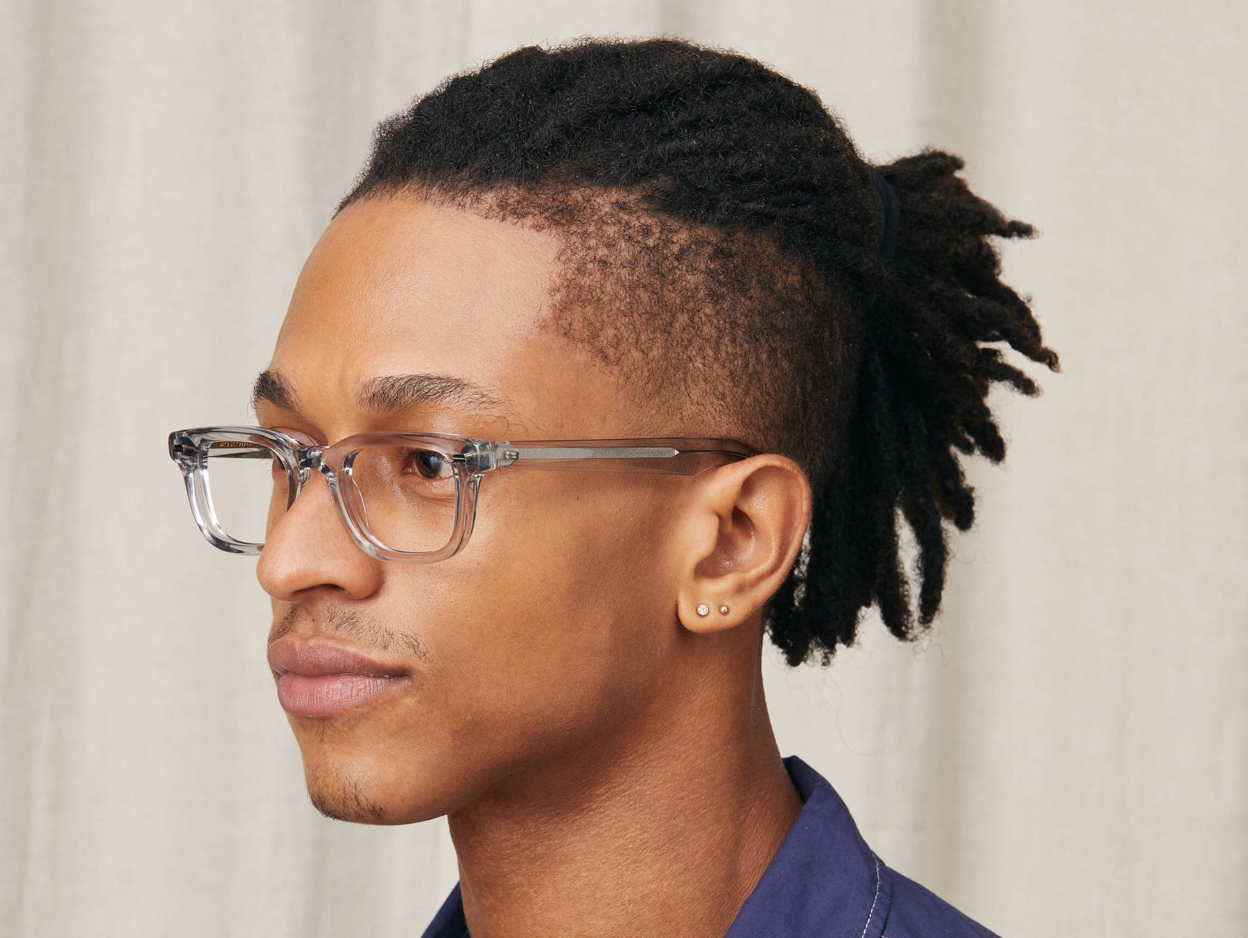 Model is wearing The KLUTZ in size 47 in Light Grey