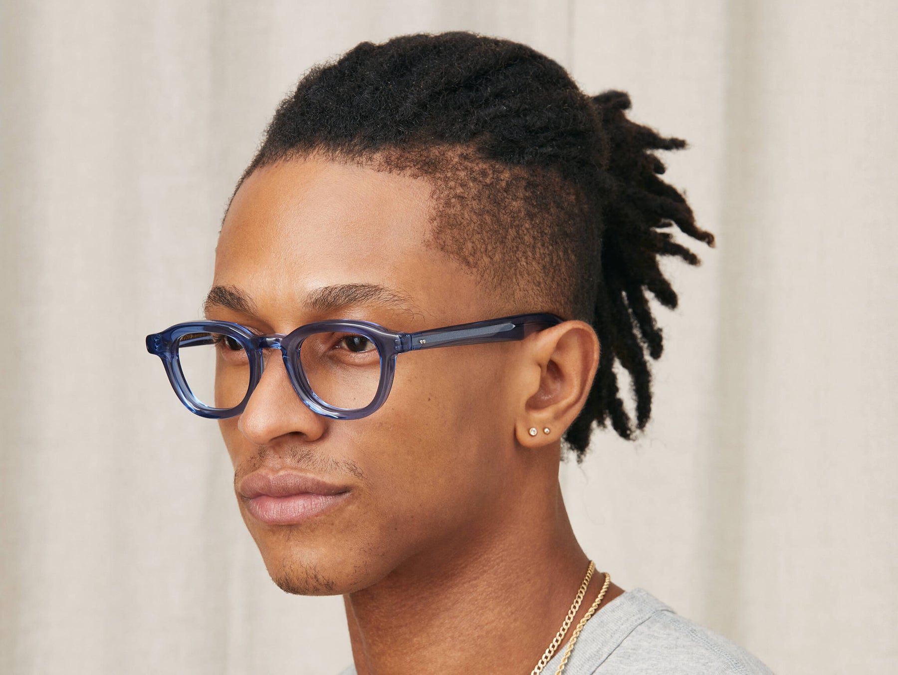 Model is wearing The DAHVEN in size 44 in Sapphire