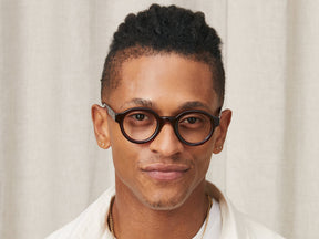 Model is wearing The GREPS in size 44 in Burgundy