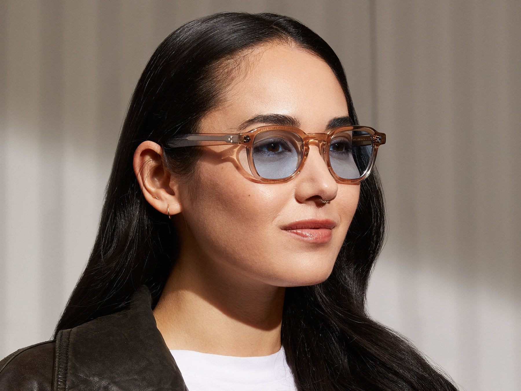 Model is wearing The MOMZA in Cinnamon in size 46 with Bel Air Blue Tinted Lenses