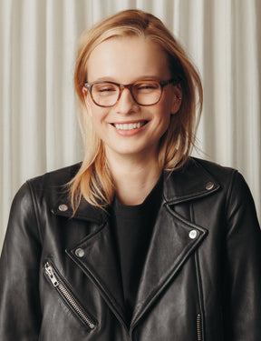 Model is wearing The NOAH in size 47 in Dark Blonde