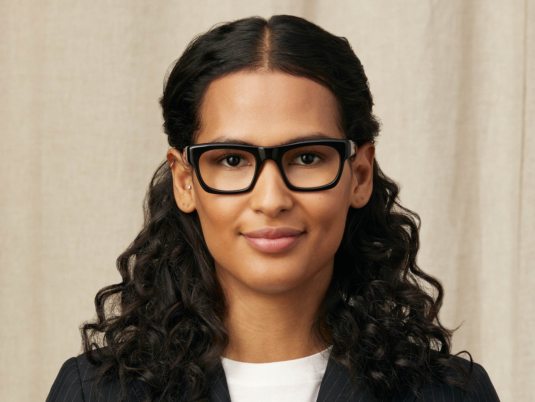 Model is wearing The NUDNIK in size 50 in Black