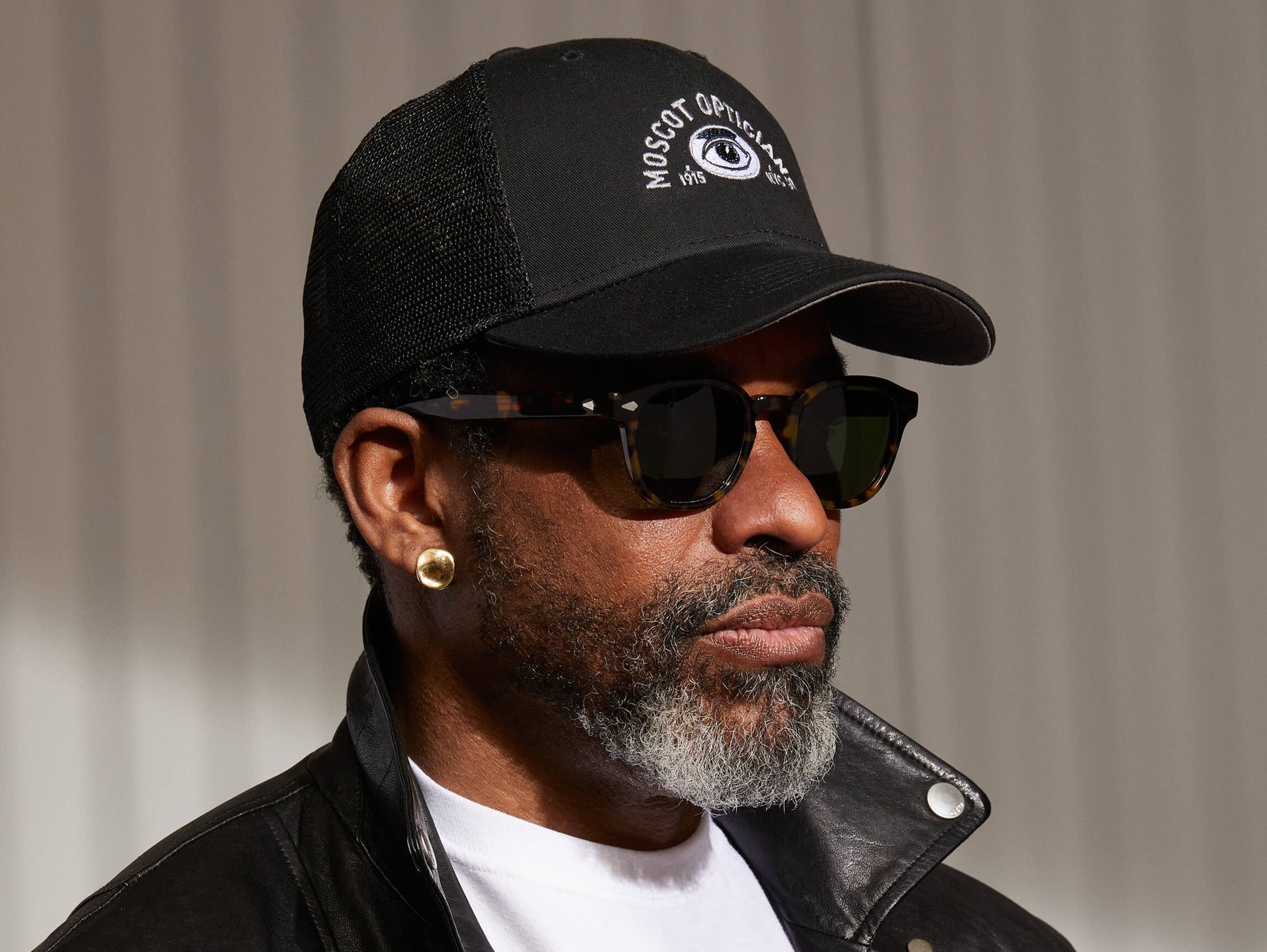 Model is wearing The SNAPBACK