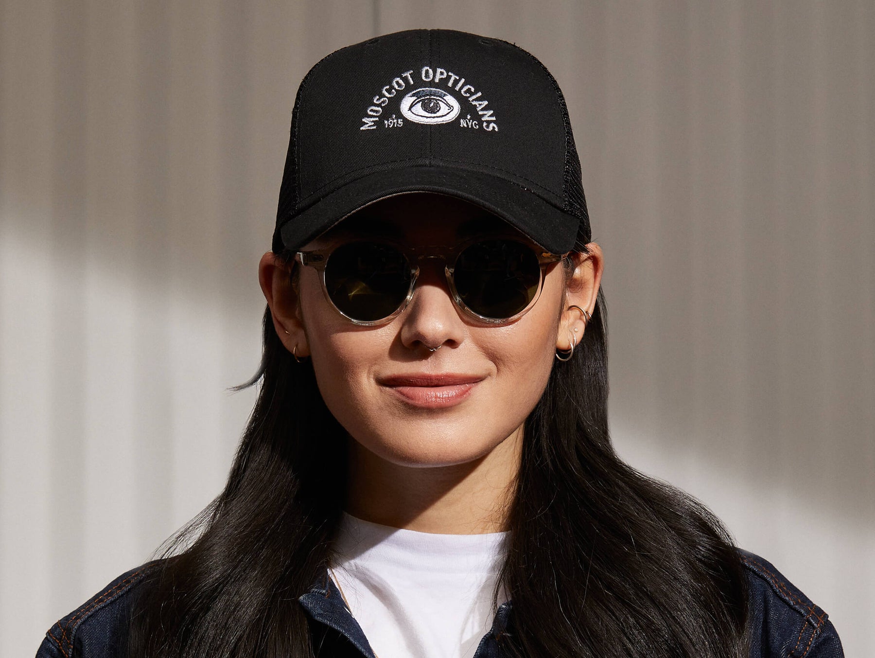 Model is wearing The SNAPBACK