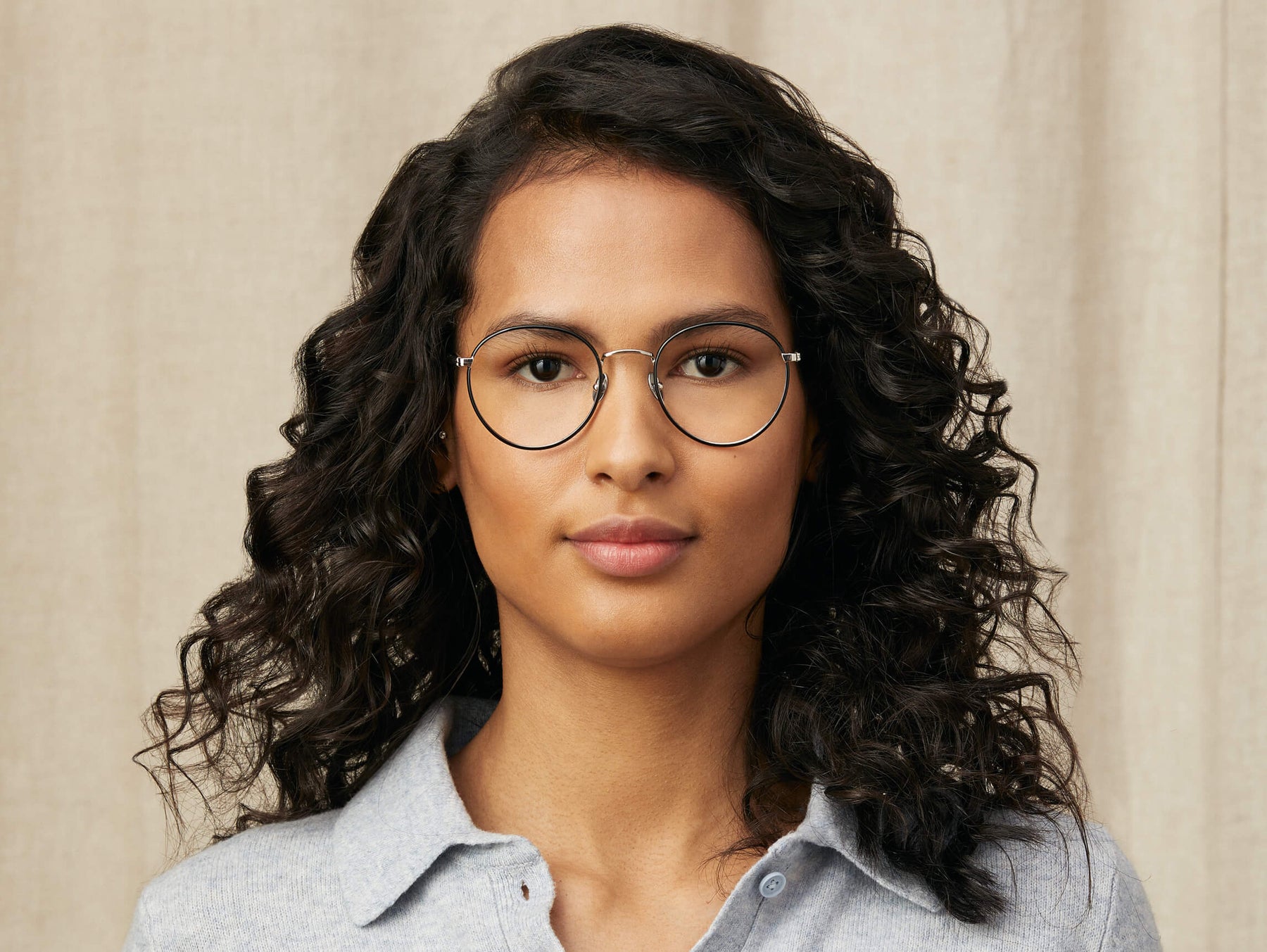 Model is wearing The PITSEL in size 47 in Black/Silver