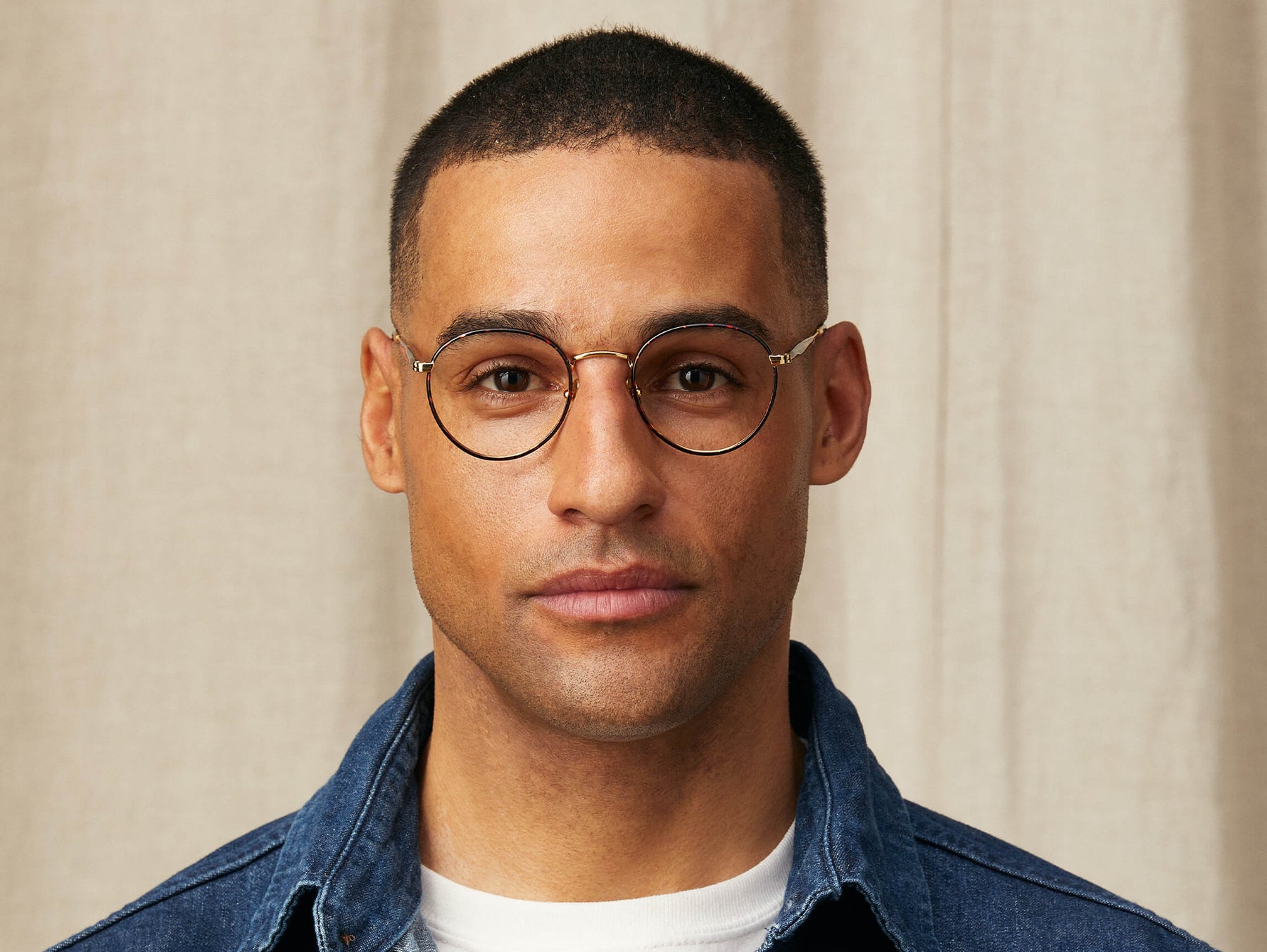 Model is wearing The PITSEL in size 47 in Tortoise/Gold