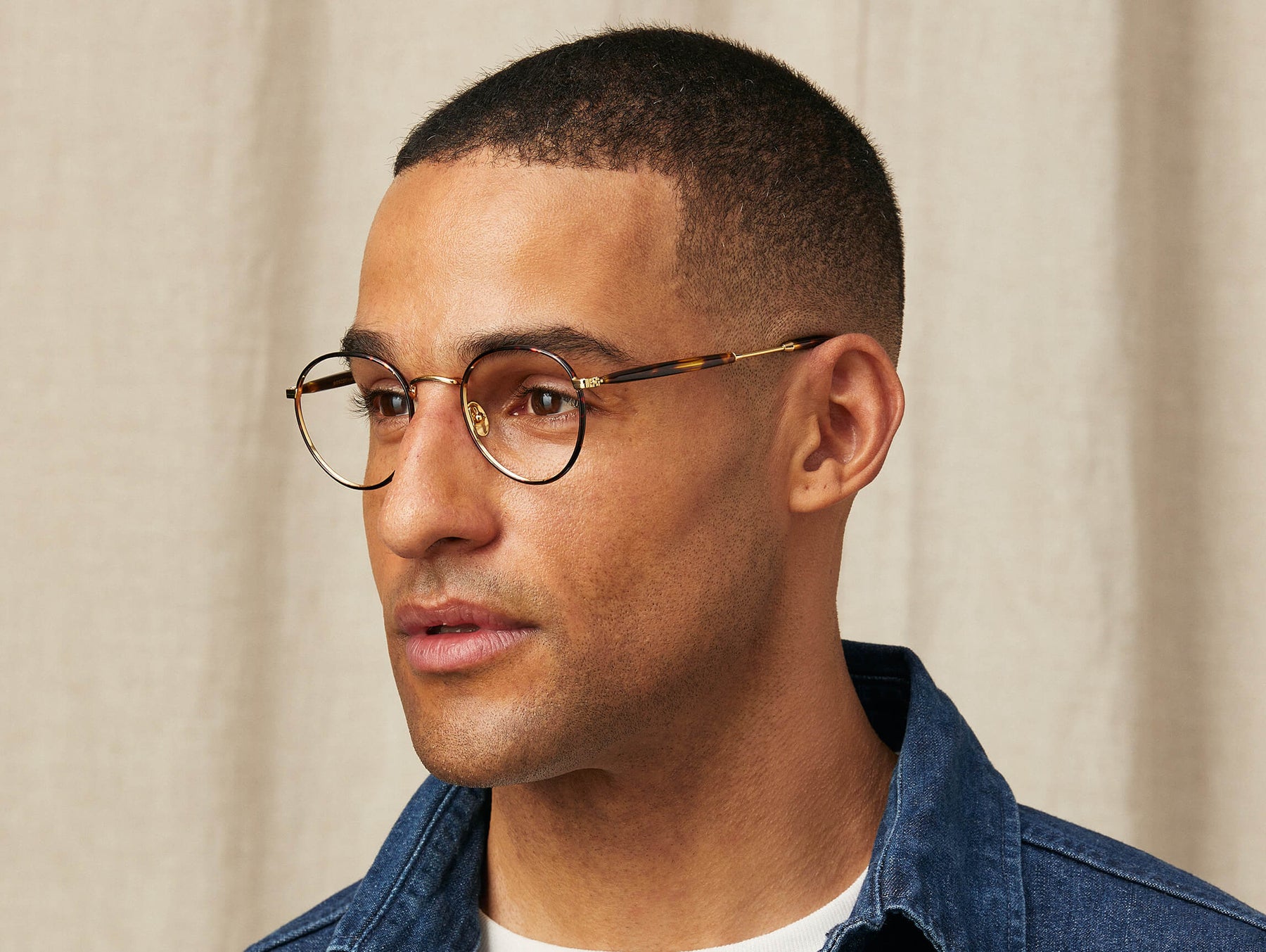 Model is wearing The PITSEL in size 47 in Tortoise/Gold