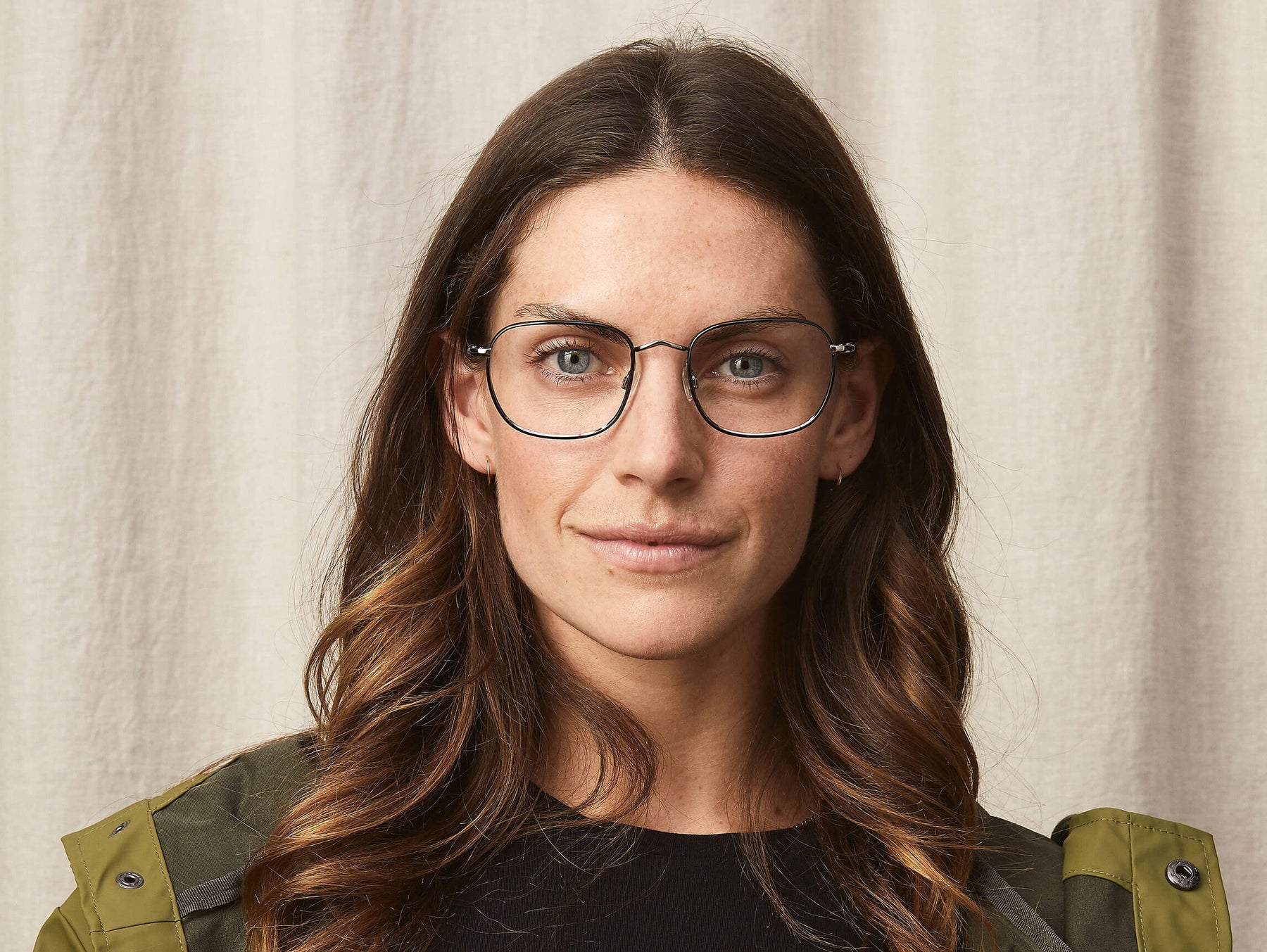 Model is wearing The SCHLEP in size 53 in Black/Gunmetal