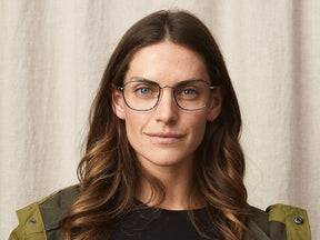 Model is wearing The SCHLEP in size 53 in Black/Gunmetal