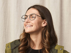 Model is wearing The SCHLEP in size 53 in Black/Gunmetal