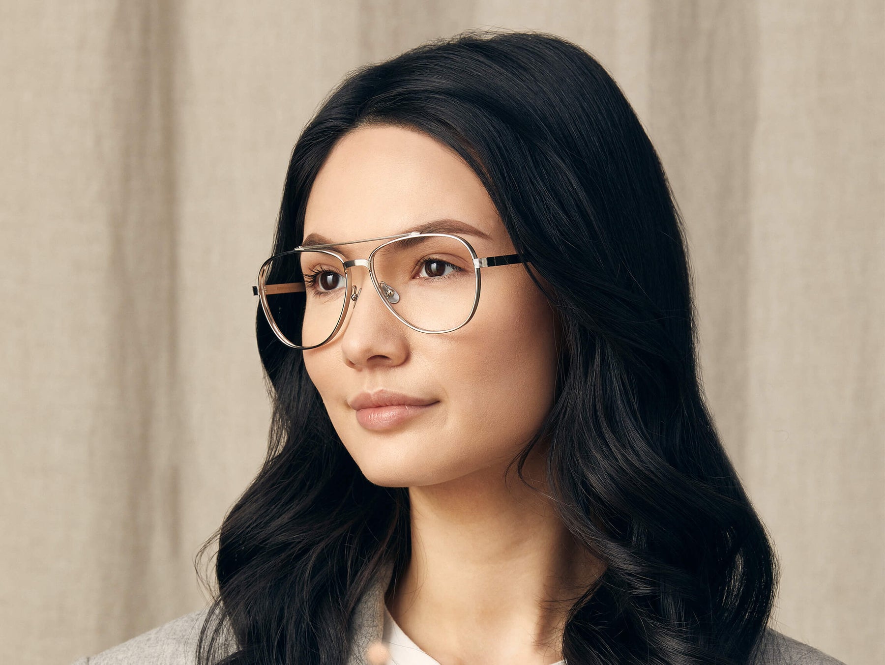 Model is wearing The SHAV in size 62 in Silver