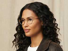 Model is wearing The SMENDRIK in size 48 in Gold