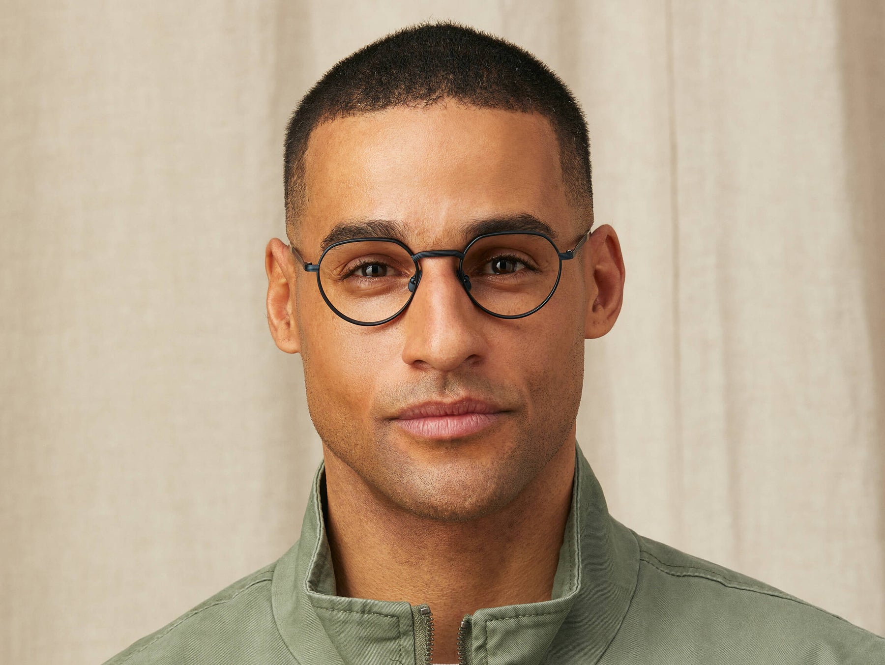 Model is wearing The SMENDRIK in size 48 in Navy