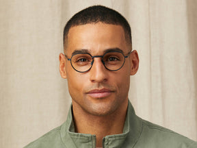 Model is wearing The SMENDRIK in size 48 in Navy