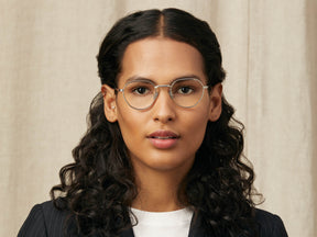 Model is wearing The SMENDRIK in size 48 in Silver