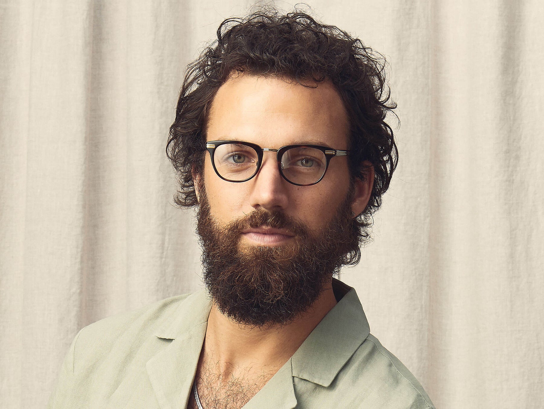 Model is wearing The STEVIE in size 48 in Tortoise/Antique Gold