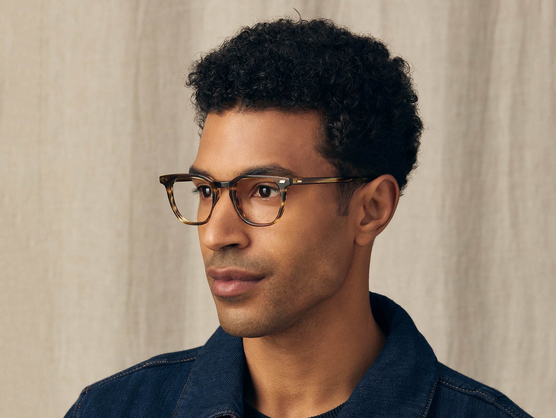 Model is wearing The TATAH in size 47 in Bamboo