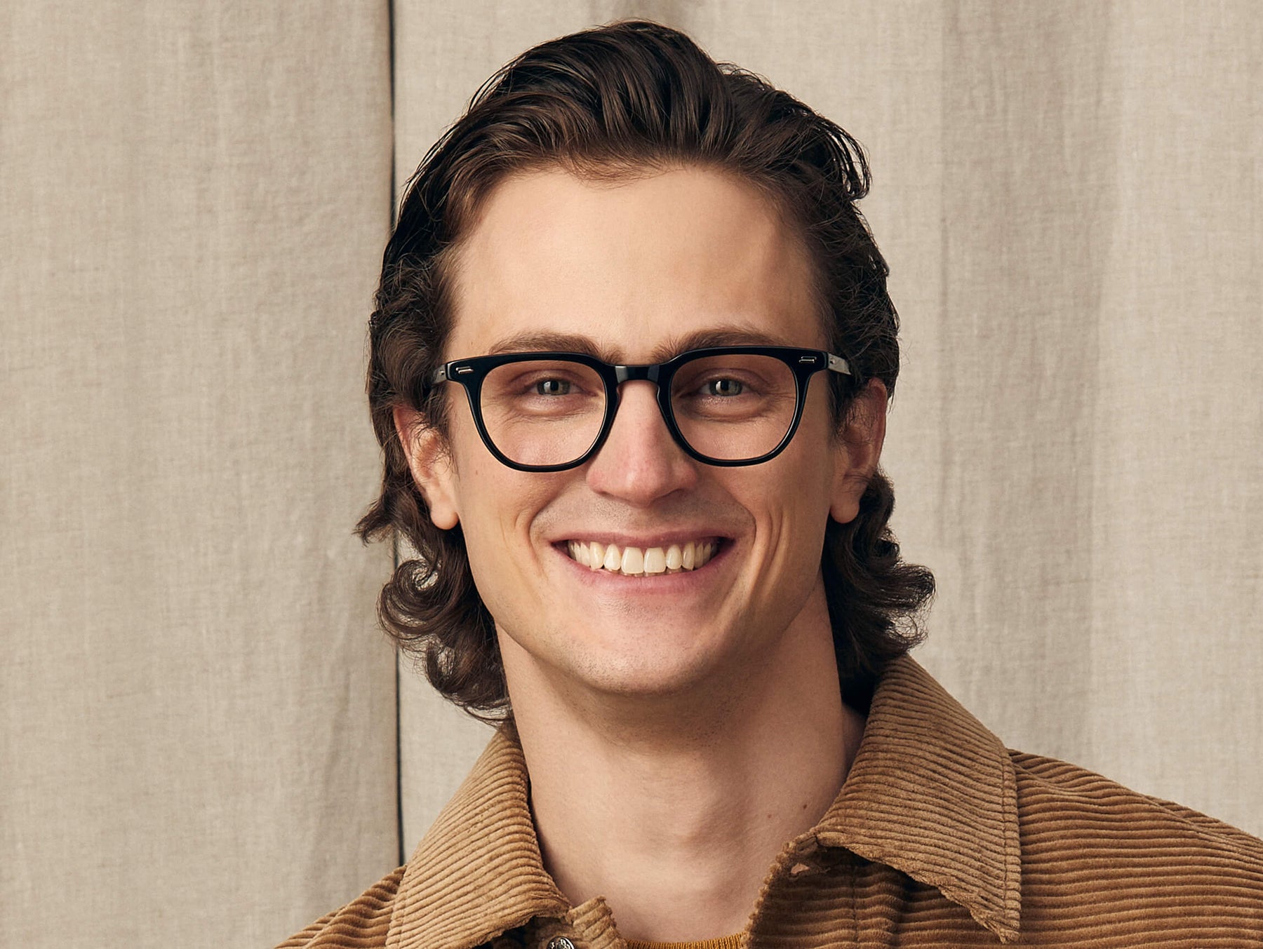 Model is wearing The TATAH in size 47 in Black